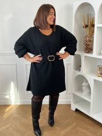 Robe pull noire grande taille vue de dos, montrant sa coupe ample et sa longueur aux genoux – Jessie | Loïcia