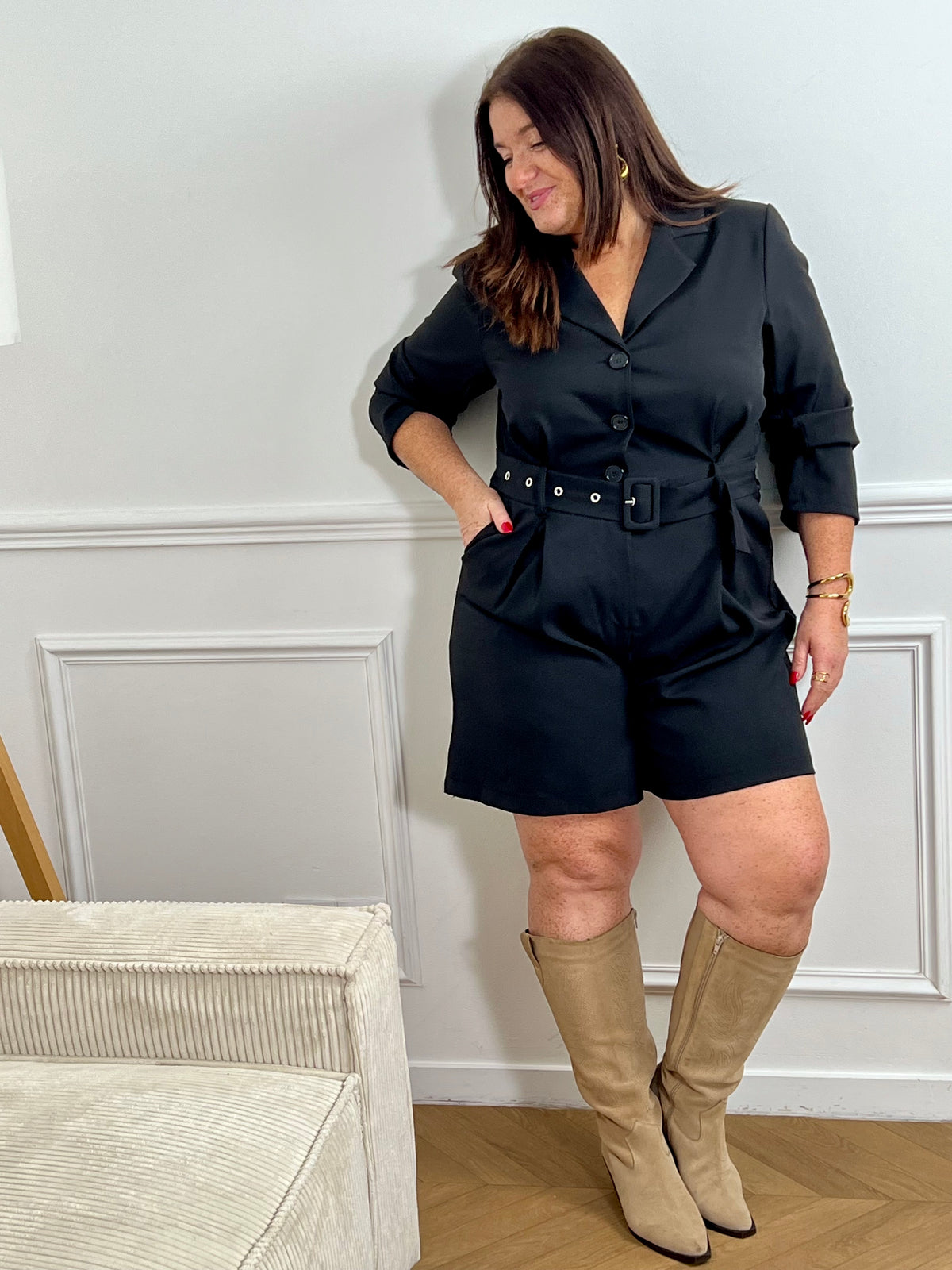 Élégante et moderne, cette robe-short noire effet robe blazer allie style et confort. Sa coupe structurée met en valeur la silhouette, tandis que son col tailleur apporte une touche sophistiquée. Parfaite pour une tenue chic et audacieuse, de jour comme de nuit.