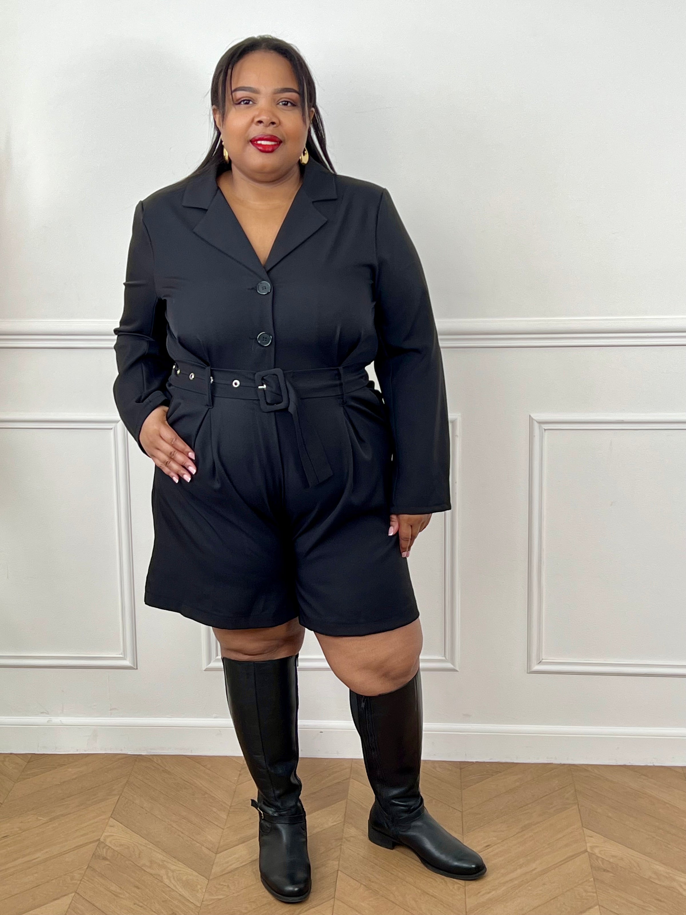 Élégante et moderne, cette robe-short noire effet robe blazer allie style et confort. Sa coupe structurée met en valeur la silhouette, tandis que son col tailleur apporte une touche sophistiquée. Parfaite pour une tenue chic et audacieuse, de jour comme de nuit.