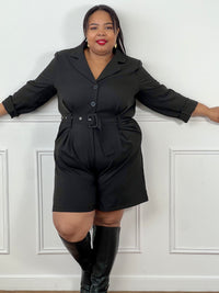 Élégante et moderne, cette robe-short noire effet robe blazer allie style et confort. Sa coupe structurée met en valeur la silhouette, tandis que son col tailleur apporte une touche sophistiquée. Parfaite pour une tenue chic et audacieuse, de jour comme de nuit.