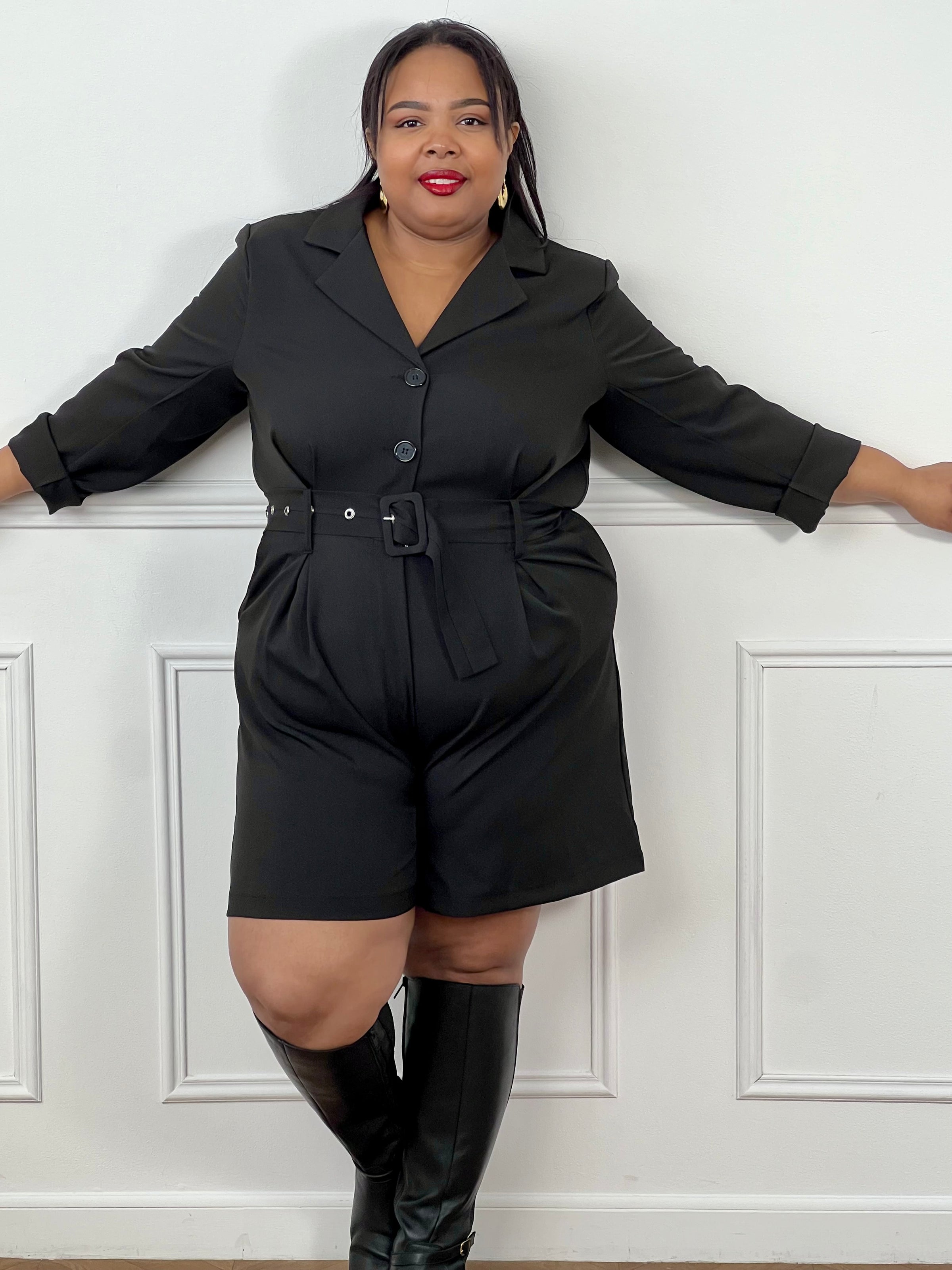 Élégante et moderne, cette robe-short noire effet robe blazer allie style et confort. Sa coupe structurée met en valeur la silhouette, tandis que son col tailleur apporte une touche sophistiquée. Parfaite pour une tenue chic et audacieuse, de jour comme de nuit.