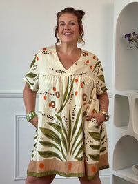 Craquez pour cette robe short grande taille femme, parfaite pour un look féminin et confortable. Dotée d'un col V, de manches courtes, d'un dos nu fermé par un bouton et d'une taille élastiquée au dos, elle offre une coupe agréable à porter. Ses poches latérales et son imprimé aux tons beige, vert, kaki, marron et orange en font une pièce idéale pour la belle saison.