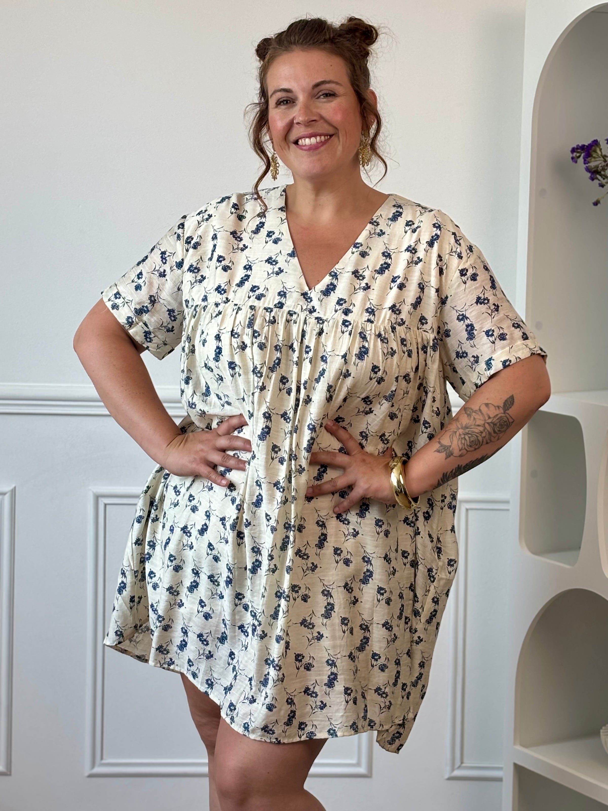 Adoptez cette robe short grande taille femme aux motifs fleuris bleu et beige, parfaite pour les beaux jours. Son col V, son dos nu fermé par un bouton, son élastique au dos et ses poches latérales offrent une coupe à la fois féminine et confortable. Une pièce pratique et tendance à porter en toute occasion.