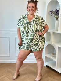 Craquez pour cette robe short grande taille femme, idéale pour un look à la fois féminin et confortable. Son col V, ses manches courtes, son dos nu fermé par un bouton et sa taille élastiquée au dos mettent la silhouette en valeur. Pratique grâce à ses poches latérales, elle séduit par son imprimé dans des tons écru, beige et kaki, parfait pour la belle saison.