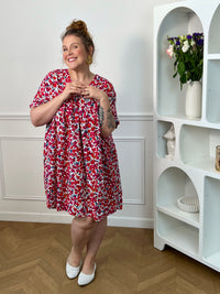 Robe short bleu et rouge grande taille femme, idéale pour un look féminin et confortable. Dotée d’un col V à l’avant, de manches courtes et d’un dos nu fermé par un bouton, elle apporte une touche élégante et moderne. Son élastique au dos assure un ajustement parfait, tandis que ses poches latérales ajoutent un côté pratique. Une robe short fluide et tendance, parfaite pour la saison estivale.