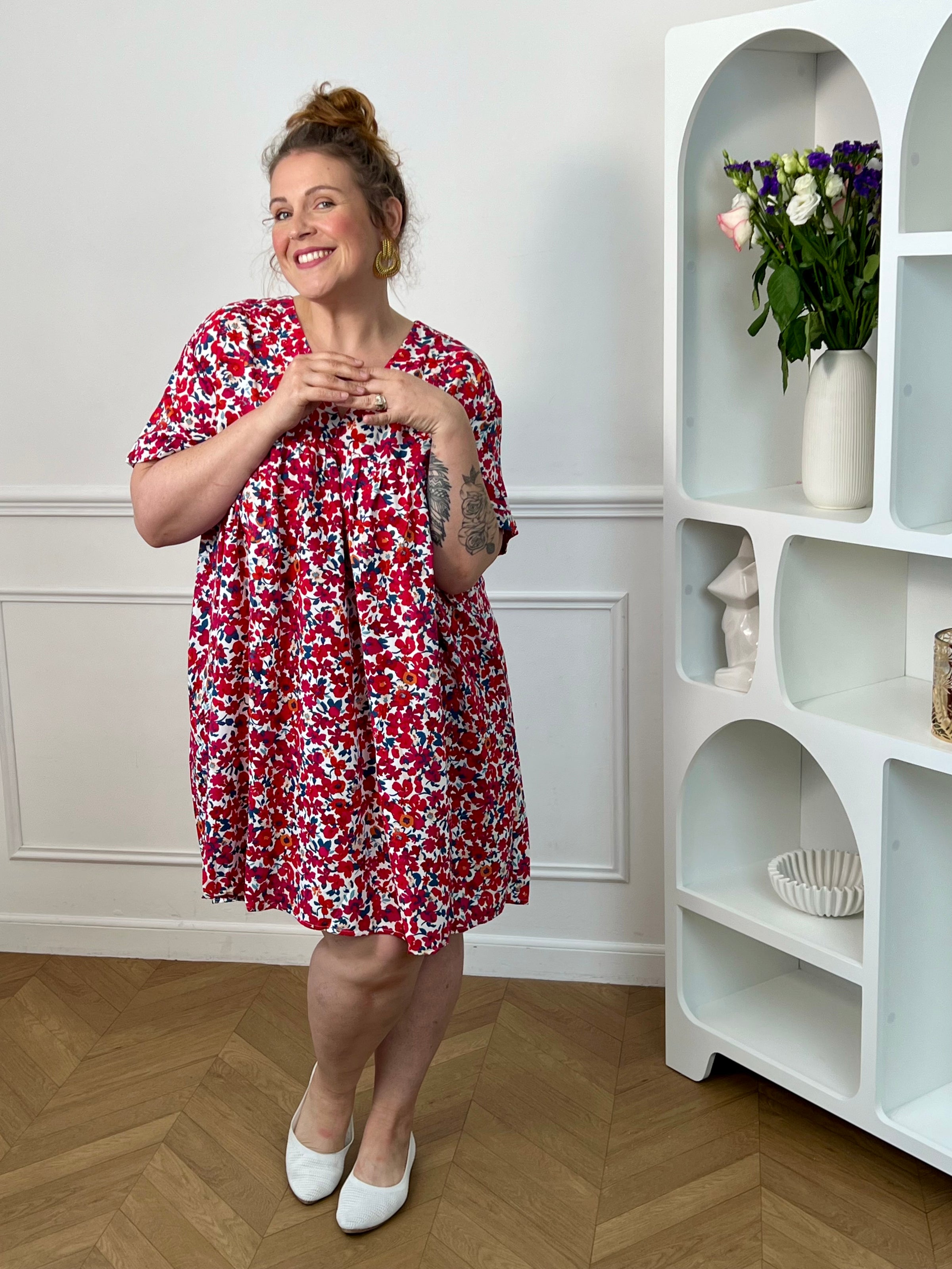 Robe short bleu et rouge grande taille femme, idéale pour un look féminin et confortable. Dotée d’un col V à l’avant, de manches courtes et d’un dos nu fermé par un bouton, elle apporte une touche élégante et moderne. Son élastique au dos assure un ajustement parfait, tandis que ses poches latérales ajoutent un côté pratique. Une robe short fluide et tendance, parfaite pour la saison estivale.
