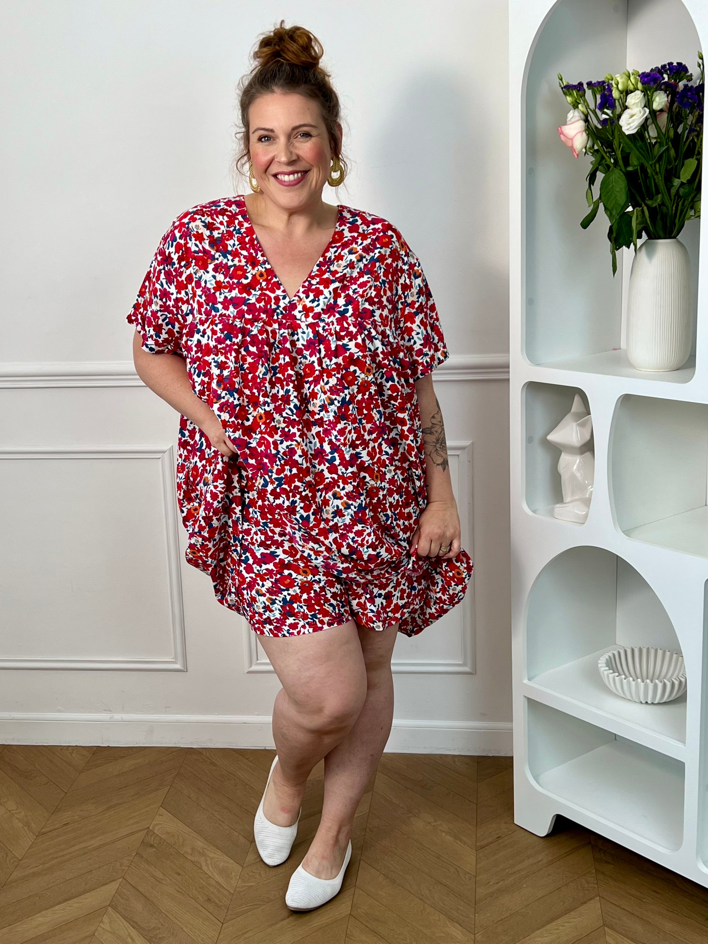 Robe short bleu et rouge grande taille femme, idéale pour un look féminin et confortable. Dotée d’un col V à l’avant, de manches courtes et d’un dos nu fermé par un bouton, elle apporte une touche élégante et moderne. Son élastique au dos assure un ajustement parfait, tandis que ses poches latérales ajoutent un côté pratique. Une robe short fluide et tendance, parfaite pour la saison estivale.