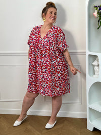 Robe short bleu et rouge grande taille femme, idéale pour un look féminin et confortable. Dotée d’un col V à l’avant, de manches courtes et d’un dos nu fermé par un bouton, elle apporte une touche élégante et moderne. Son élastique au dos assure un ajustement parfait, tandis que ses poches latérales ajoutent un côté pratique. Une robe short fluide et tendance, parfaite pour la saison estivale.