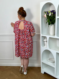 Robe short bleu et rouge grande taille femme, idéale pour un look féminin et confortable. Dotée d’un col V à l’avant, de manches courtes et d’un dos nu fermé par un bouton, elle apporte une touche élégante et moderne. Son élastique au dos assure un ajustement parfait, tandis que ses poches latérales ajoutent un côté pratique. Une robe short fluide et tendance, parfaite pour la saison estivale.