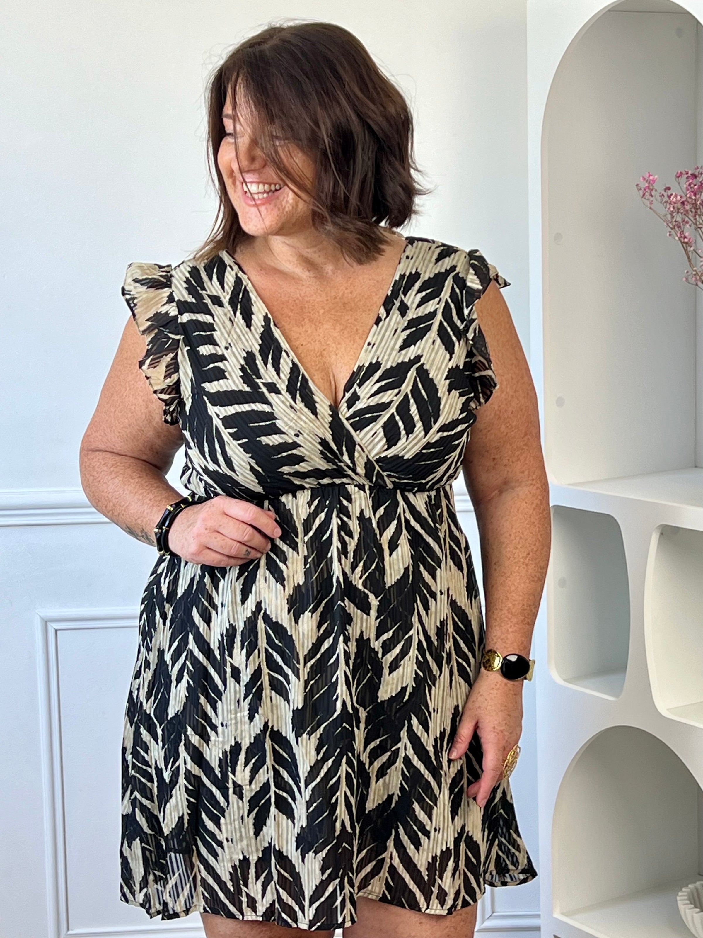 Robe short grande taille lien à nouer au dos élastique taille vue de face – Loïcia
