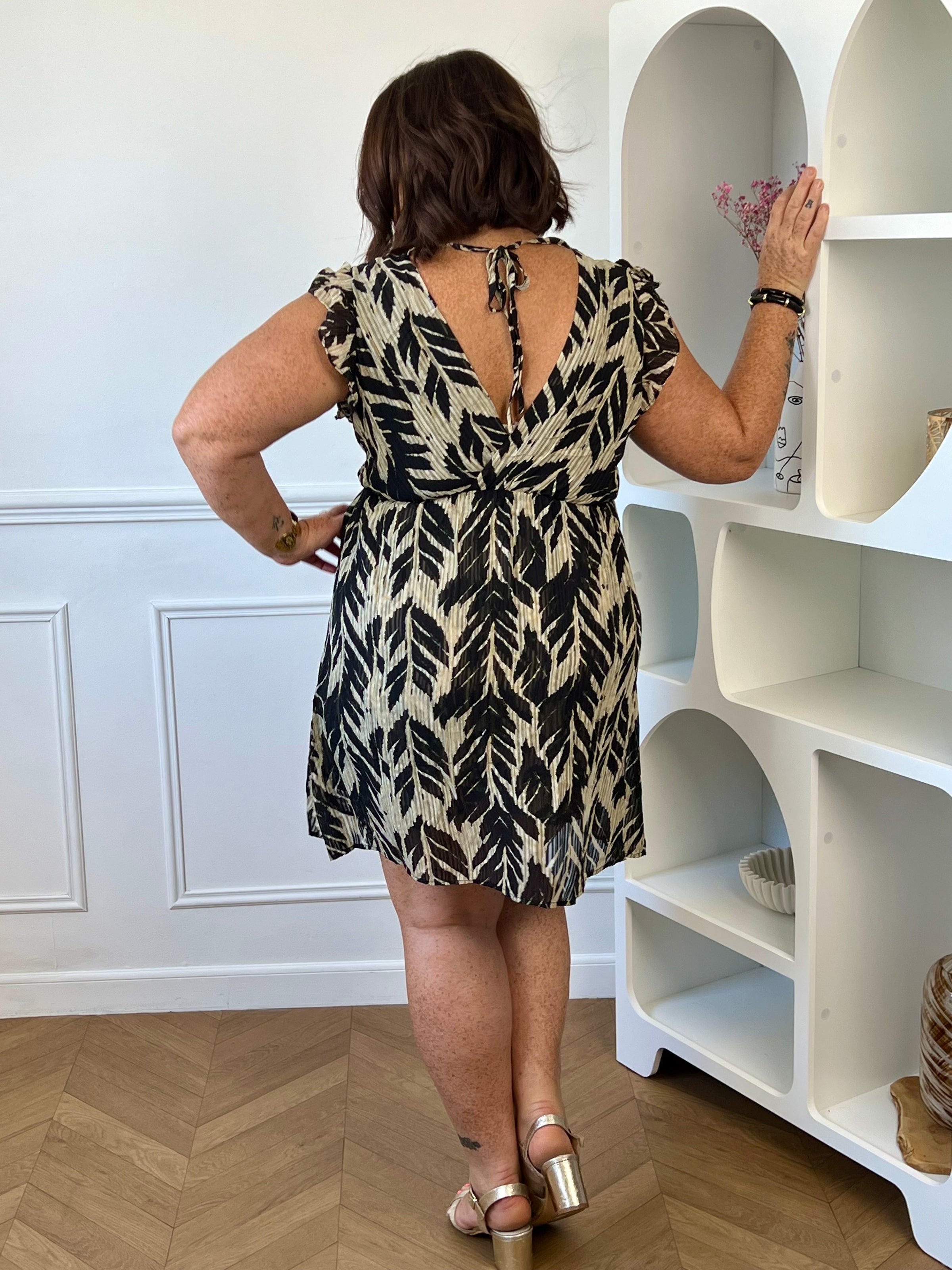 Robe short noire et beige curve vue de dos lien noué – Loïcia