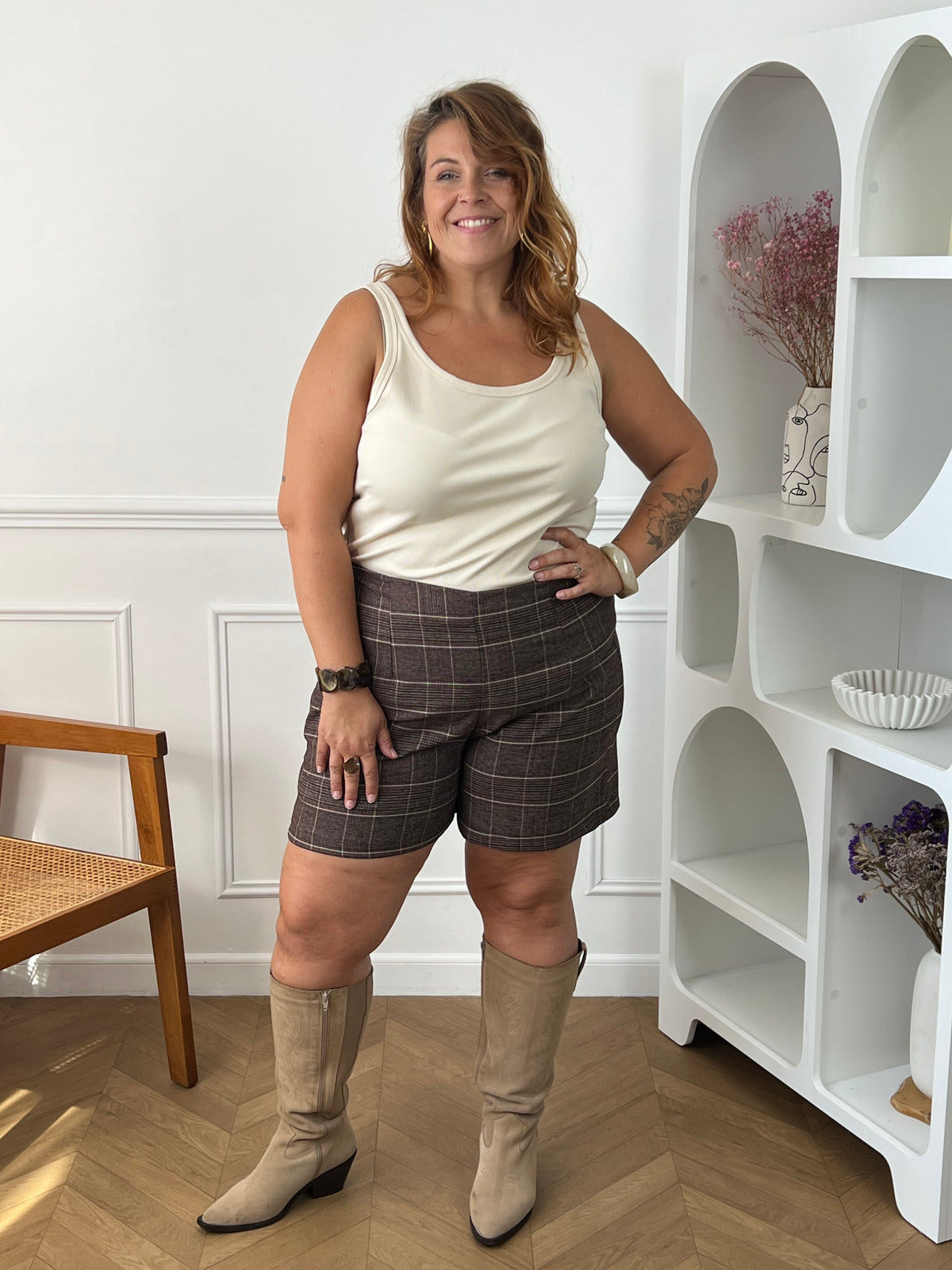 Femme grande taille portant le short carreaux marron Yohan – Taille unique 44/48, longueur env. 45 cm | Loïcia