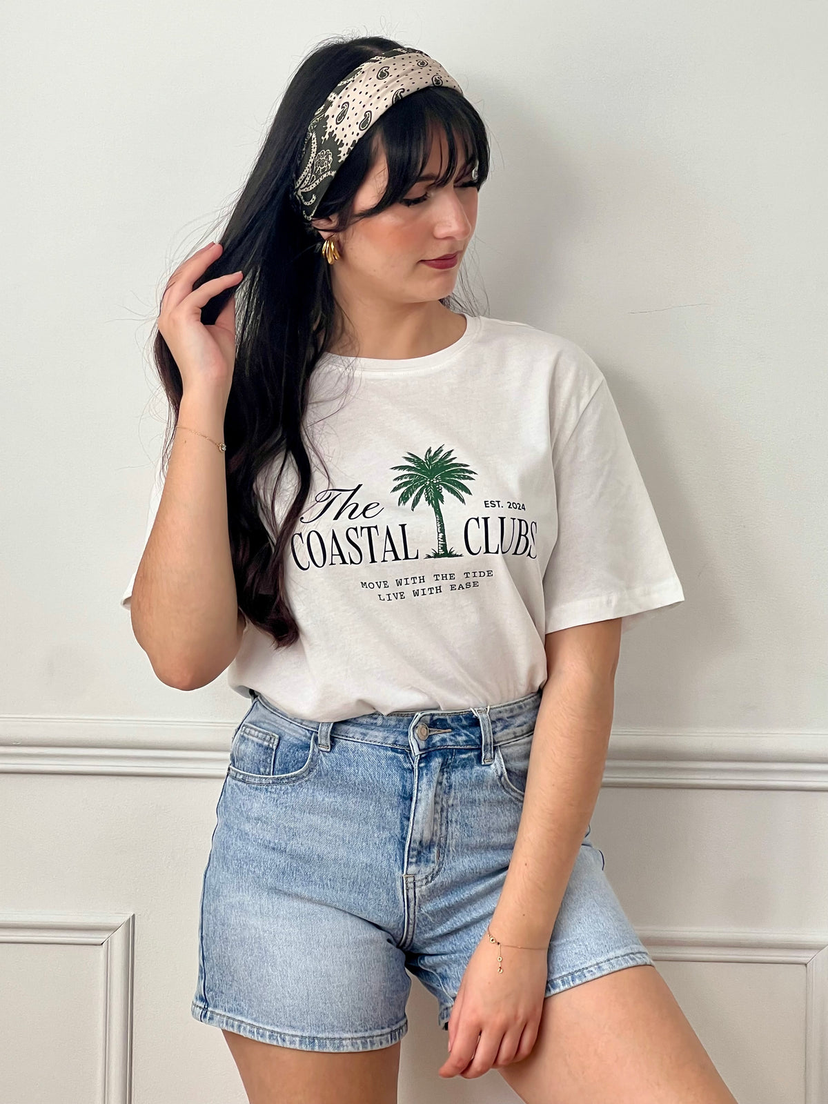 Short en jean femme, parfait pour un look casual et tendance. Doté d’une fermeture zippée, de deux poches à l’avant et de deux poches à l’arrière, il allie praticité et style. Ses motifs étoiles ornés de strass sur les poches arrière apportent une touche originale et lumineuse. Avec ses passants pour ceinture, ce short en jean bleu est un indispensable pour vos tenues estivales.