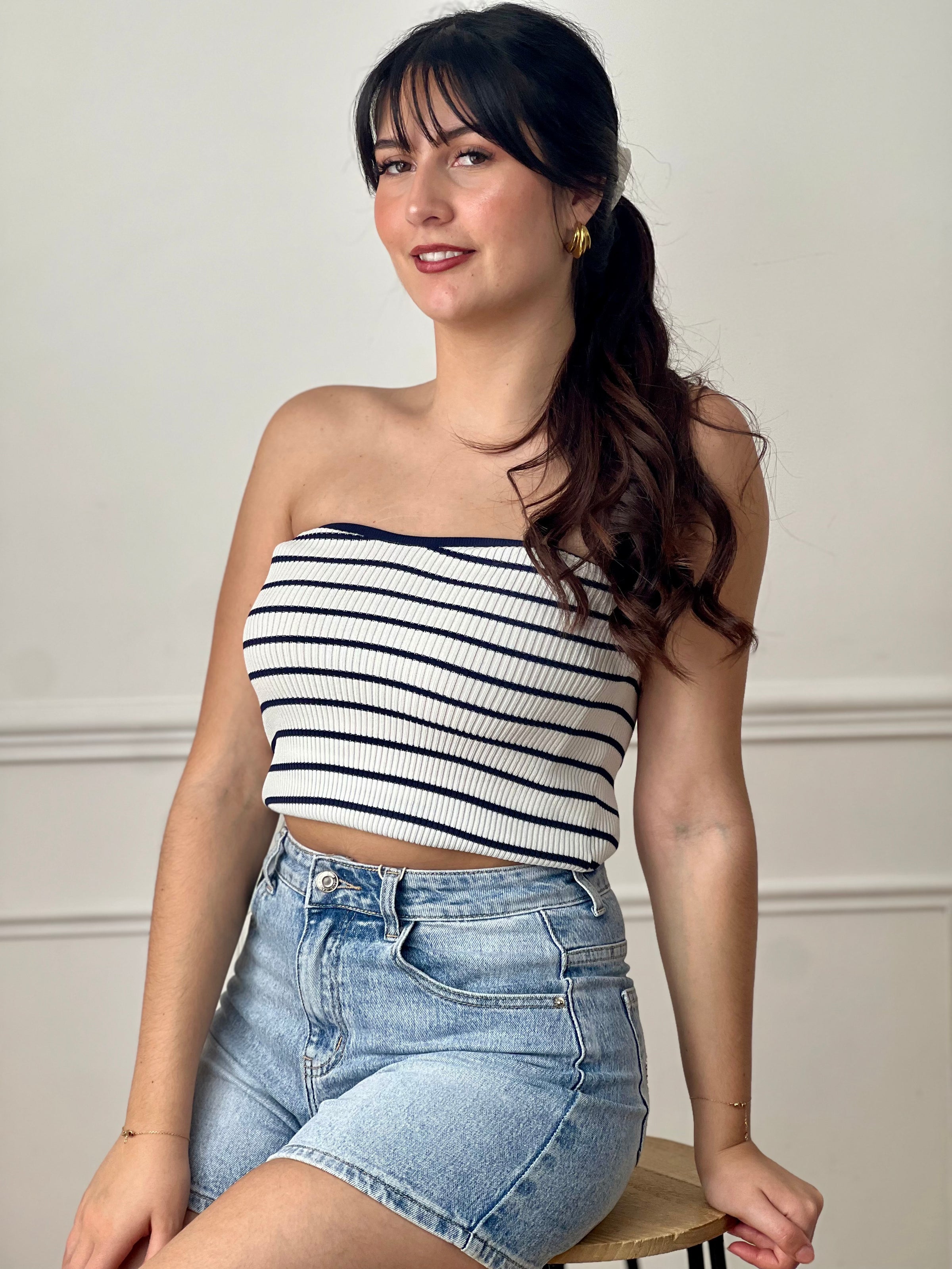 Short en jean femme, parfait pour un look casual et tendance. Doté d’une fermeture zippée, de deux poches à l’avant et de deux poches à l’arrière, il allie praticité et style. Ses motifs étoiles ornés de strass sur les poches arrière apportent une touche originale et lumineuse. Avec ses passants pour ceinture, ce short en jean bleu est un indispensable pour vos tenues estivales.