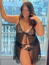 Victoria est la ligne séduction affirmée et moderne. Sa broderie florale fine et élégante, ses jeux de contrastes et ses bijoux dorés lui donne un look sexy et raffiné.