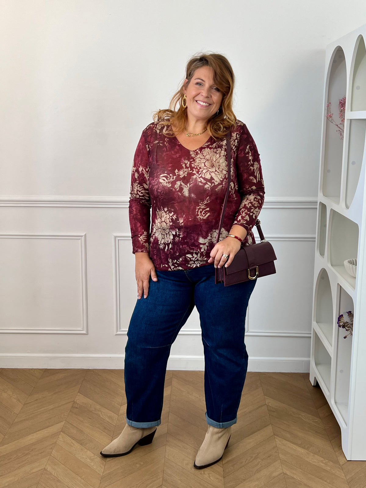 Femme grande taille portant le sous-pull bordeaux cachemire Esperanza – Taille unique 44/48 | Loïcia