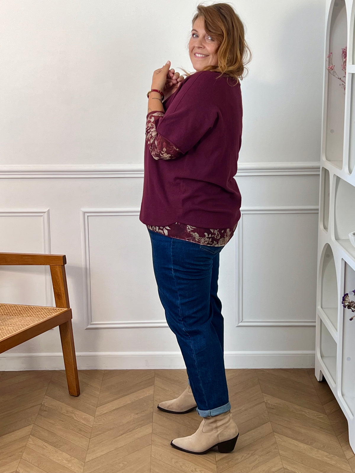 Détail motifs cachemire beiges du sous-pull bordeaux grande taille Esperanza – 85% Modal 10% Cachemire | Loïcia