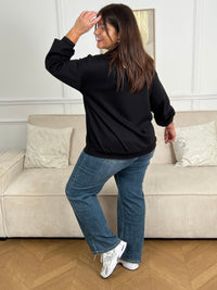 Le sweat Aeron, votre allié confort pour les jours frais. Coupe grande taille pensée pour vous, avec manches longues et col camionneur zippé pour un ajustement parfait. La capuche amovible à rayures ajoute une touche de style versatile – gardez-la pour plus de chaleur ou retirez-la selon votre envie.