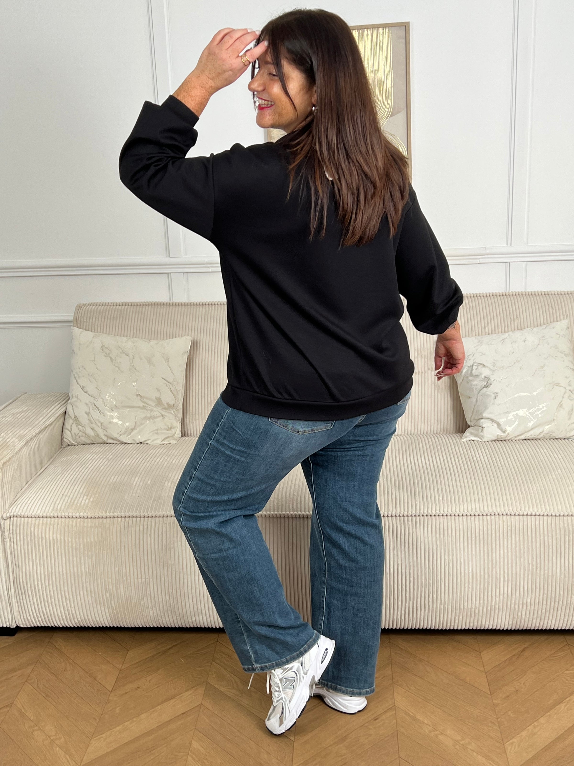 Le sweat Aeron, votre allié confort pour les jours frais. Coupe grande taille pensée pour vous, avec manches longues et col camionneur zippé pour un ajustement parfait. La capuche amovible à rayures ajoute une touche de style versatile – gardez-la pour plus de chaleur ou retirez-la selon votre envie.