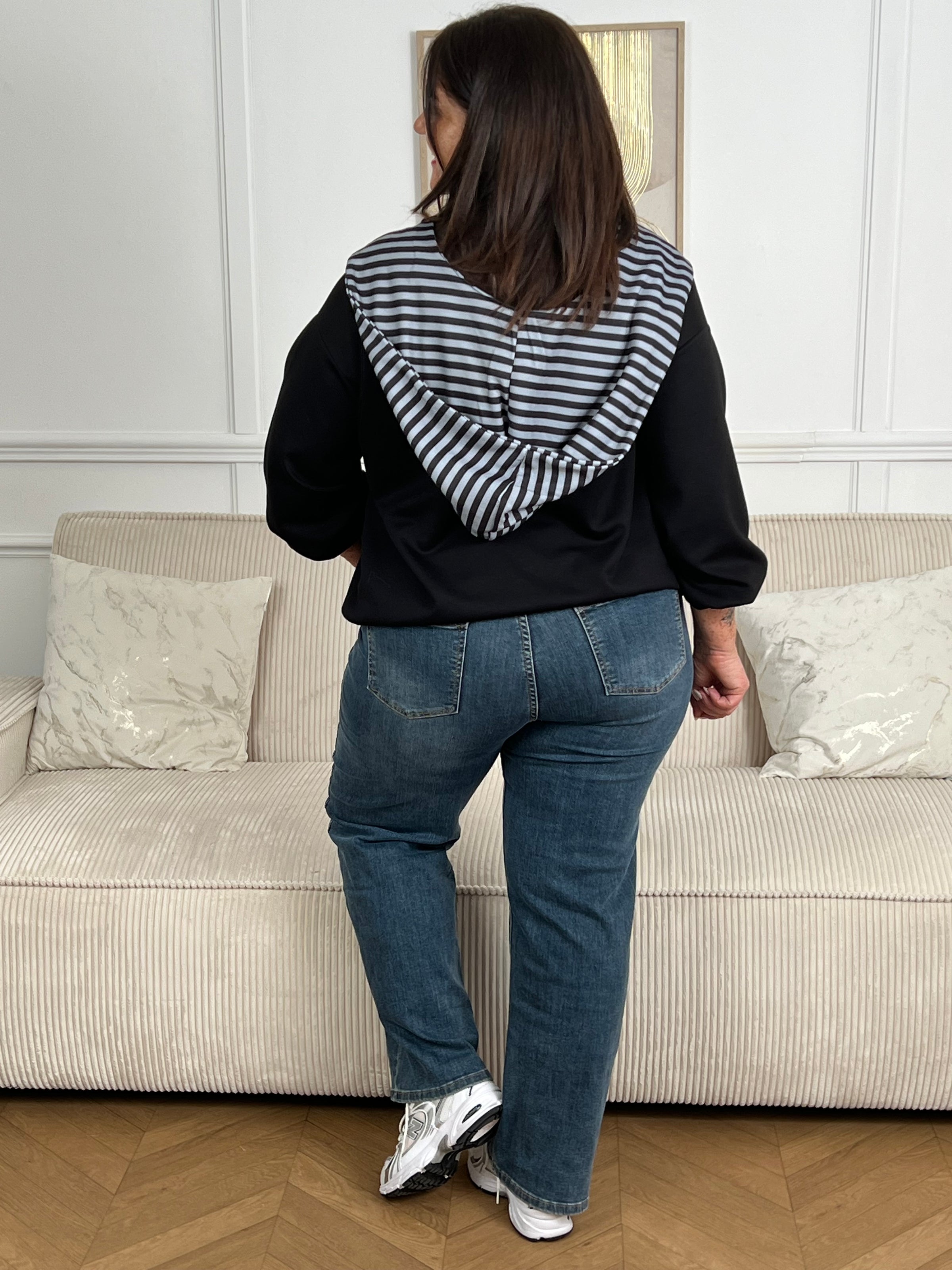 Le sweat Aeron, votre allié confort pour les jours frais. Coupe grande taille pensée pour vous, avec manches longues et col camionneur zippé pour un ajustement parfait. La capuche amovible à rayures ajoute une touche de style versatile – gardez-la pour plus de chaleur ou retirez-la selon votre envie.