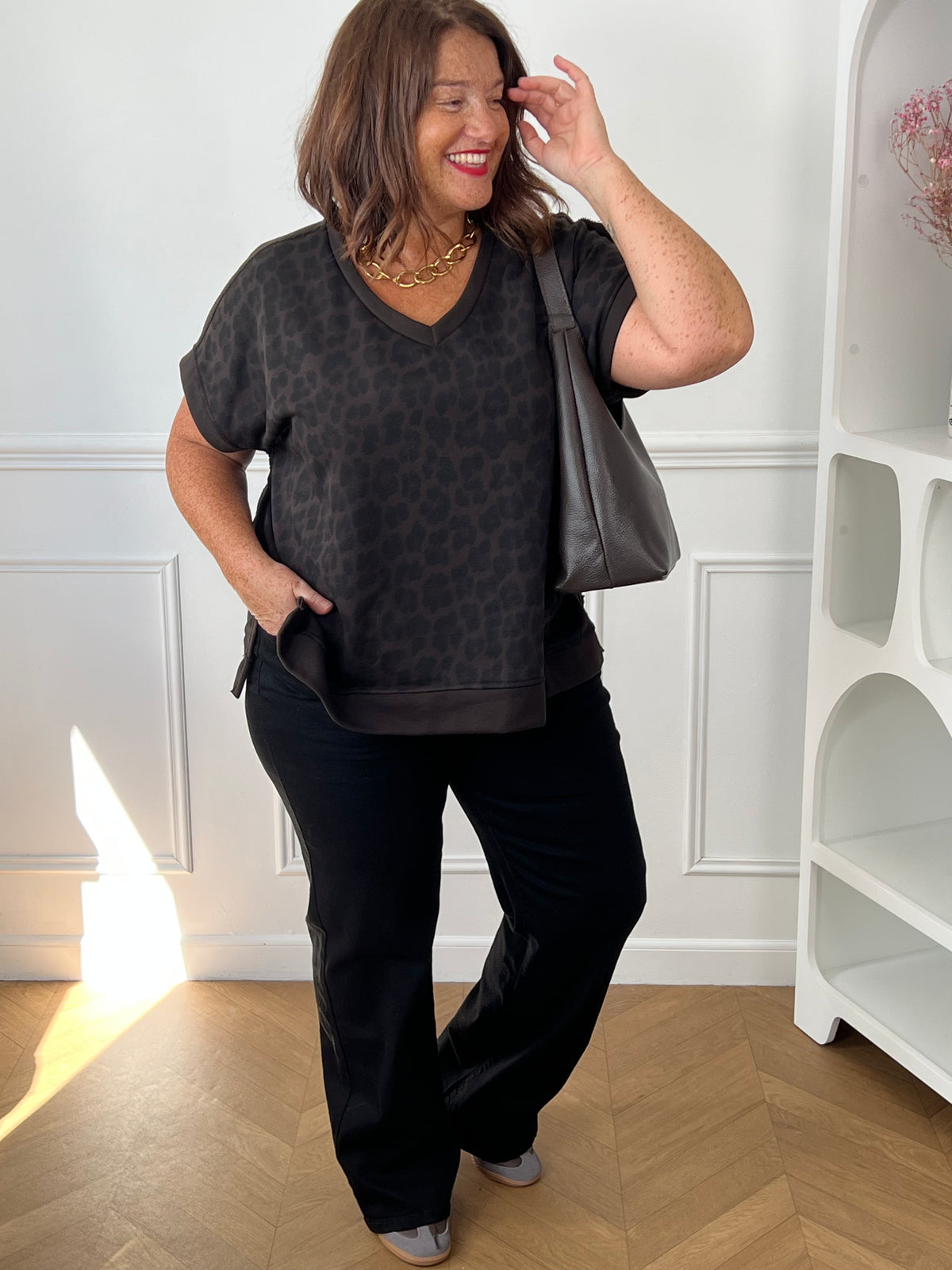 Femme grande taille portant le sweat léopard Adelia – Coupe ample taille unique 44/54 | Loïcia