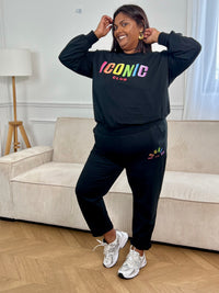 Pull grande taille noir à manches longues avec col rond, orné de l’inscription "Iconic club" en doré pour une touche féminine et raffinée.