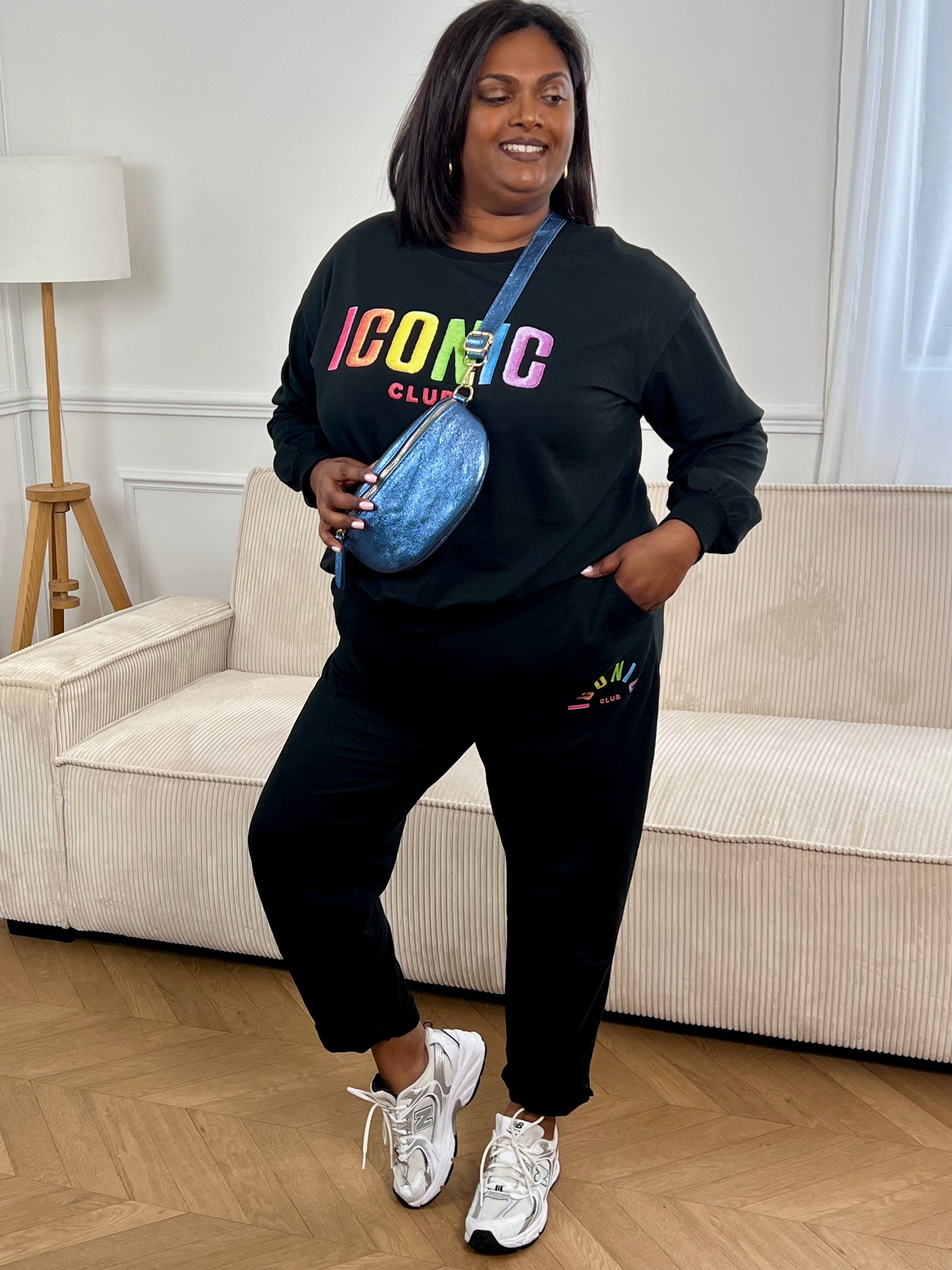 Pull grande taille noir à manches longues avec col rond, orné de l’inscription "Iconic club" en doré pour une touche féminine et raffinée.
