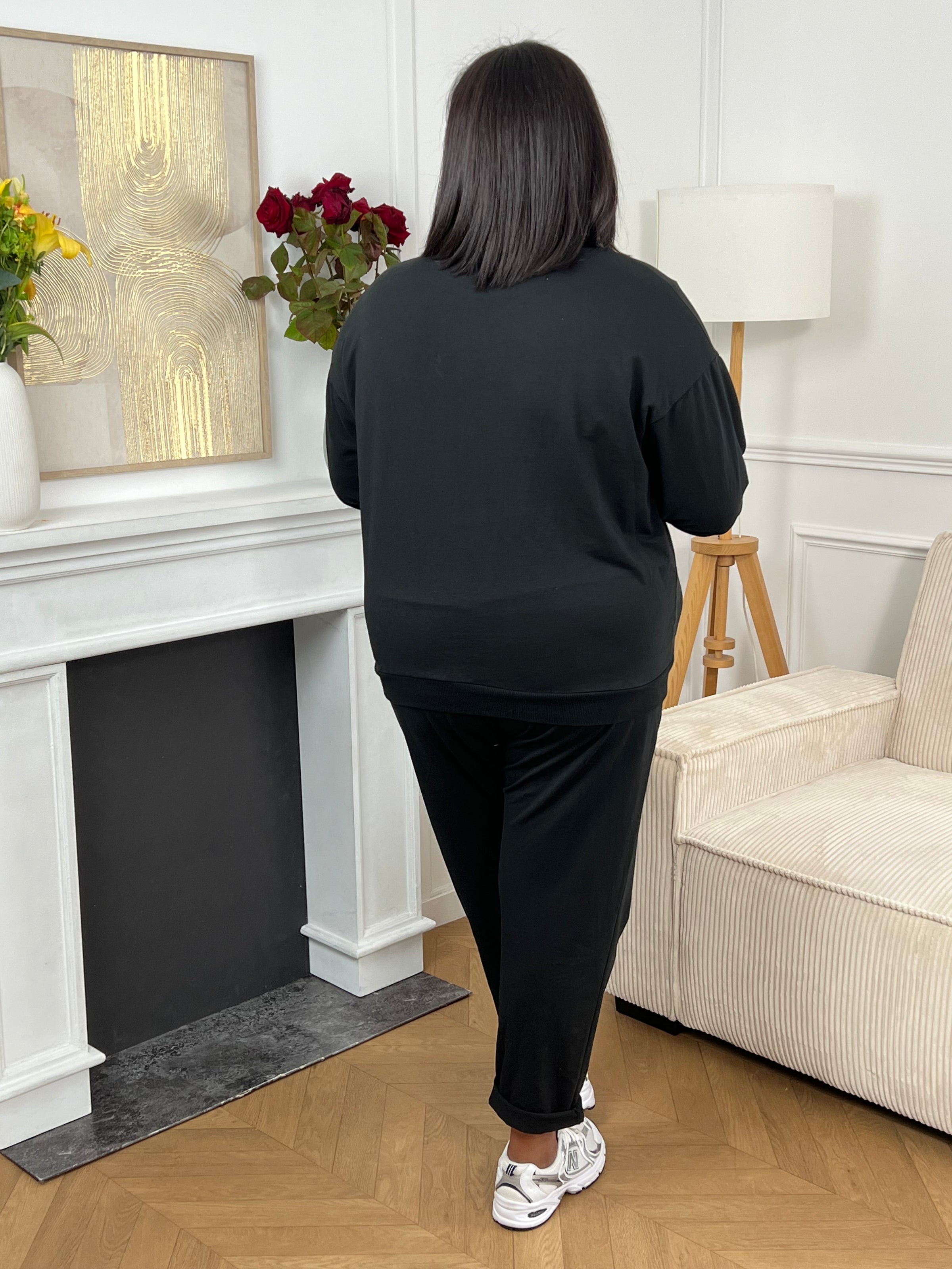Pull grande taille noir à manches longues avec col rond, orné de l’inscription "Iconic club" en doré pour une touche féminine et raffinée.