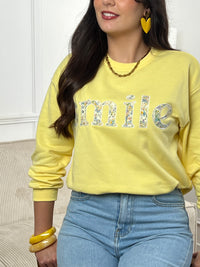 Sweat jaune confortable aux manches longues, parfait pour les journées fraîches. Son col rond classique offre une allure intemporelle, tandis que l'inscription "SMILE" brodée avec des motifs fleuris délicats ajoute une touche de personnalité et de douceur. Un basique polyvalent à porter seul ou en superposition, idéal pour exprimer votre style avec bienveillance.