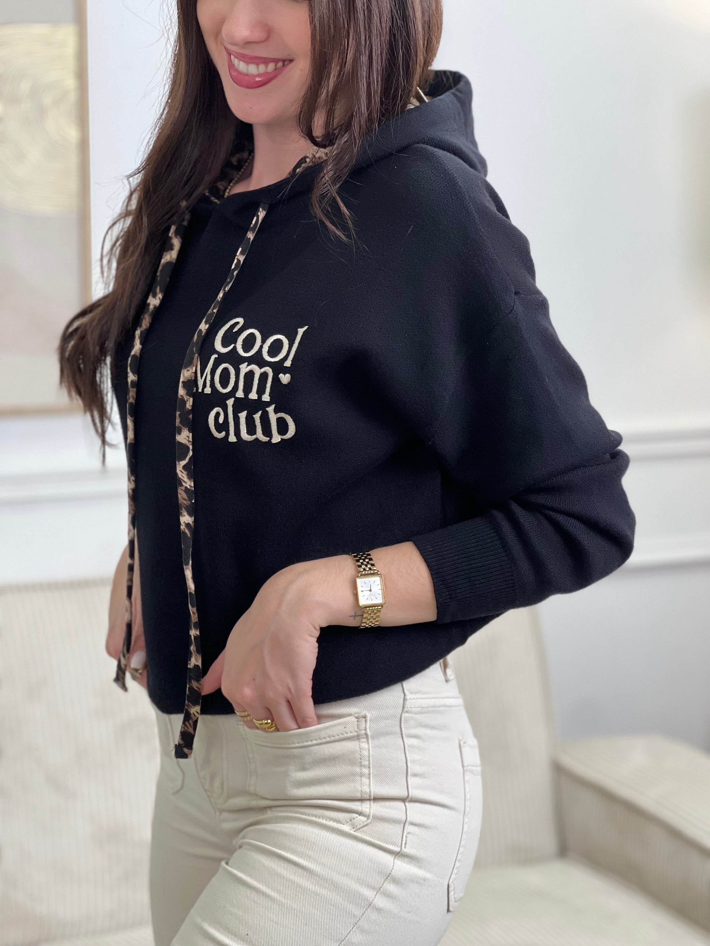 Rejoignez le "Cool mom club" avec notre pull noir à capuche Naelya. Les cordons léopards apportent une touche de style, tandis que l'intérieur léopard de la capuche vous garde au chaud. Les manches longues vous offrent confort et praticité.
