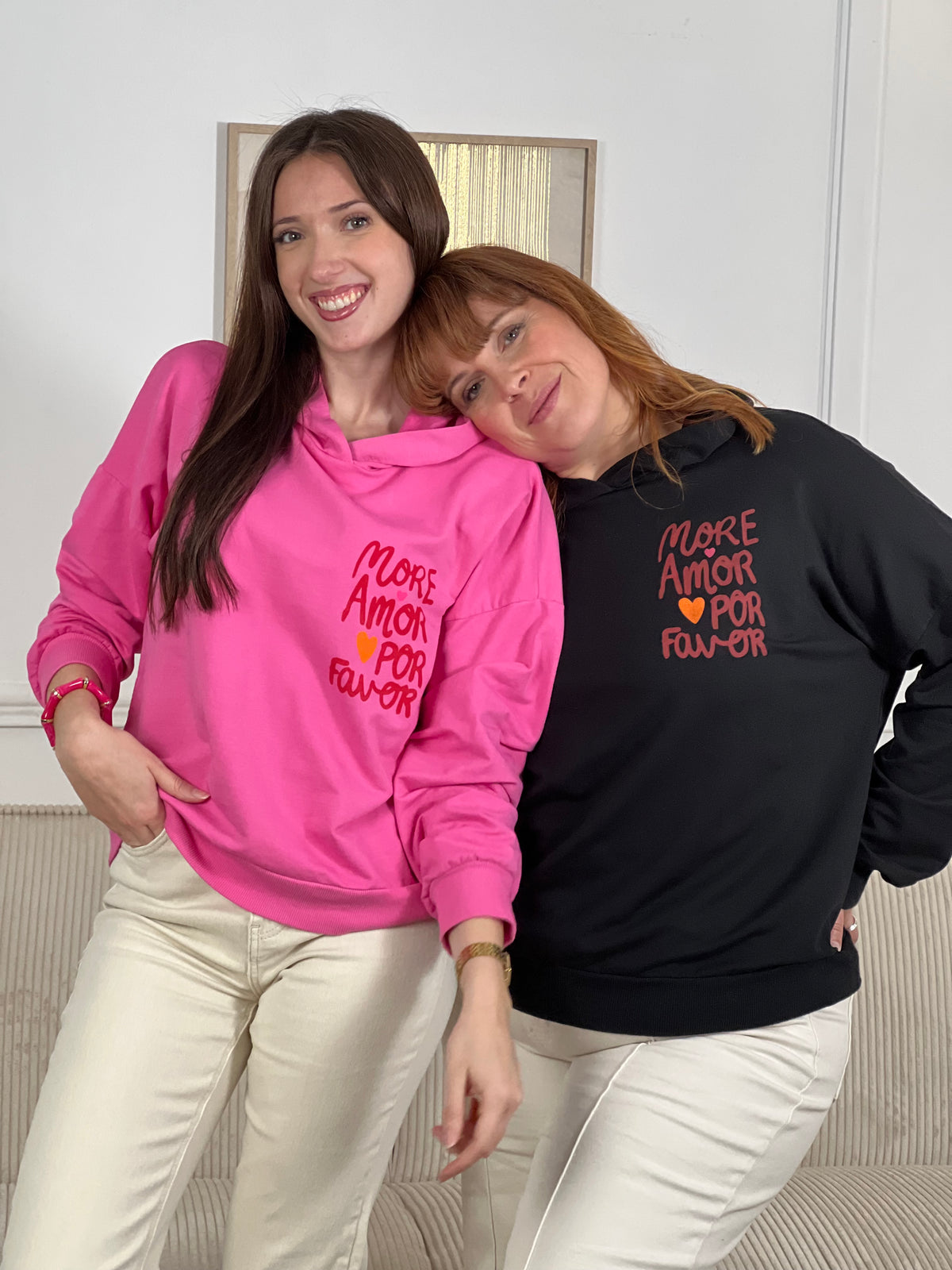 Ce sweat à capuche en coton, aussi confortable que stylé. Doté de manches longues et d’une capuche pratique, il est parfait pour un look casual au quotidien. Son inscription rouge « More amor por favor » apporte une touche tendance et pleine de bonne humeur.