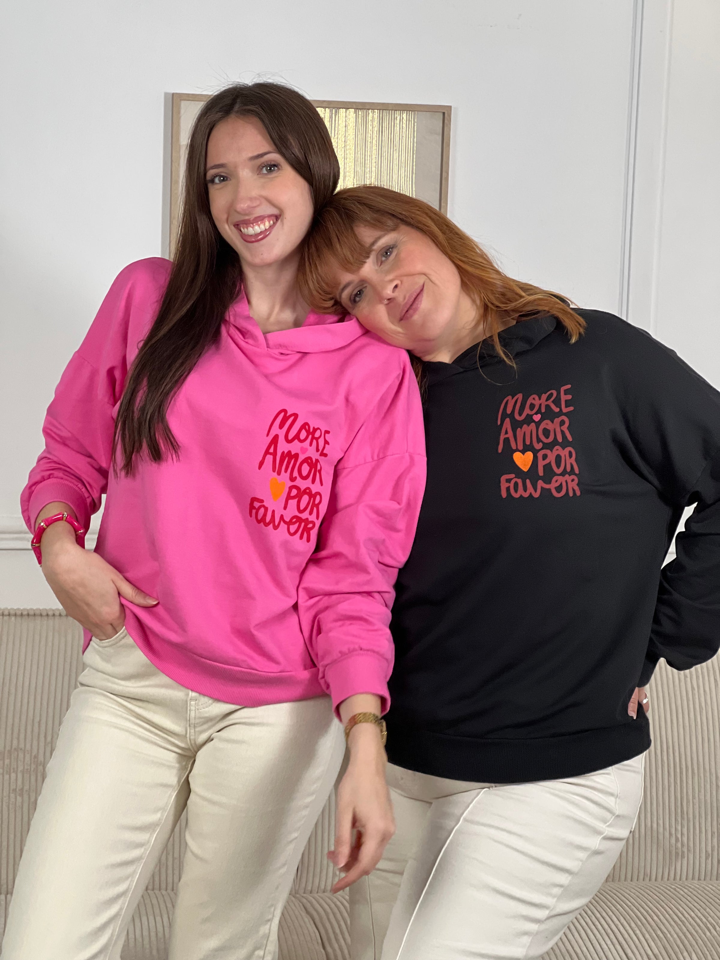 Ce sweat à capuche en coton, aussi confortable que stylé. Doté de manches longues et d’une capuche pratique, il est parfait pour un look casual au quotidien. Son inscription rouge « More amor por favor » apporte une touche tendance et pleine de bonne humeur.