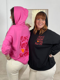 Ce sweat à capuche en coton, aussi confortable que stylé. Doté de manches longues et d’une capuche pratique, il est parfait pour un look casual au quotidien. Son inscription rouge « More amor por favor » apporte une touche tendance et pleine de bonne humeur.