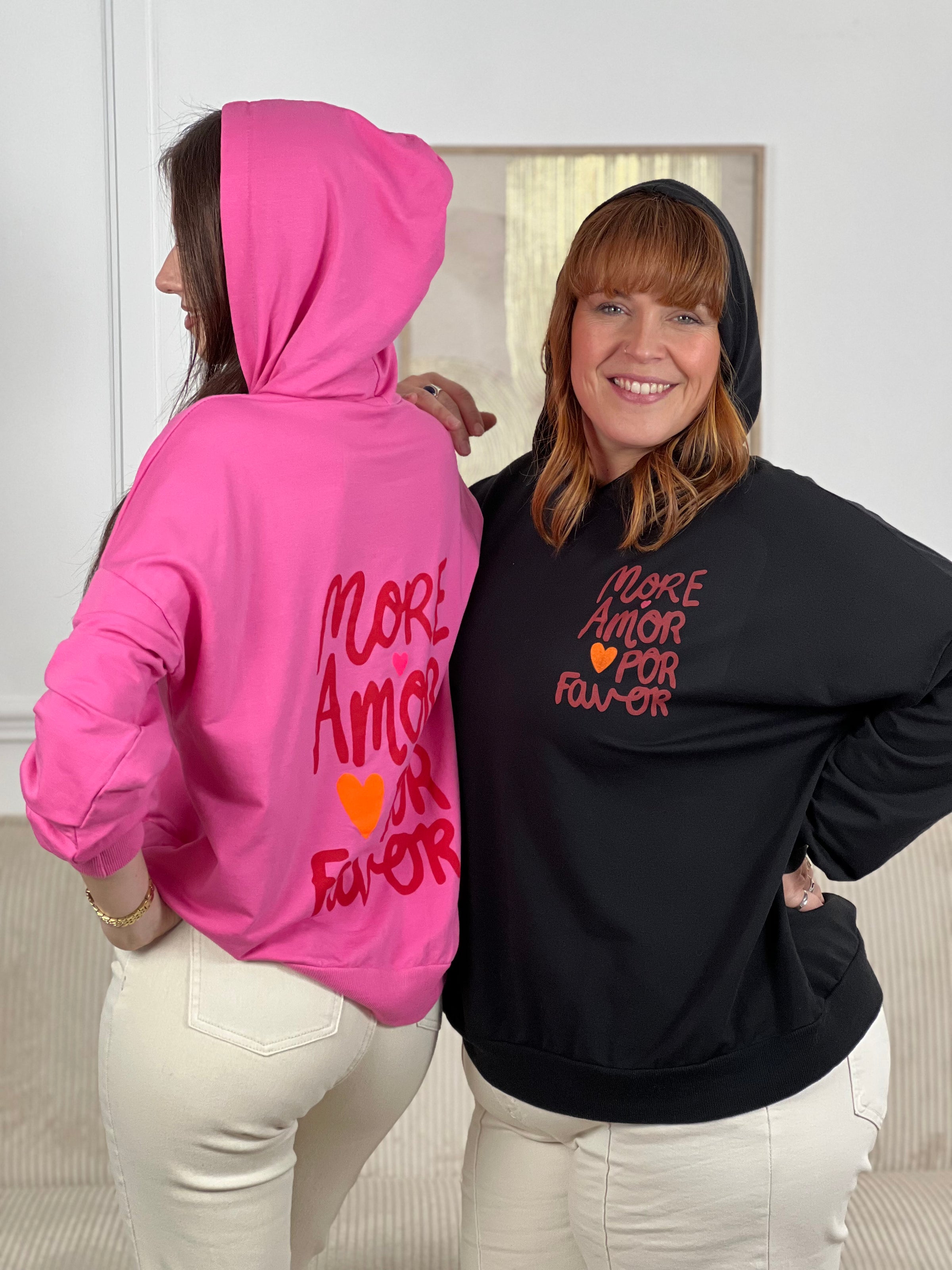 Ce sweat à capuche en coton, aussi confortable que stylé. Doté de manches longues et d’une capuche pratique, il est parfait pour un look casual au quotidien. Son inscription rouge « More amor por favor » apporte une touche tendance et pleine de bonne humeur.