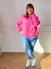 Ce sweat à capuche en coton, aussi confortable que stylé. Doté de manches longues et d’une capuche pratique, il est parfait pour un look casual au quotidien. Son inscription rouge « More amor por favor » apporte une touche tendance et pleine de bonne humeur.