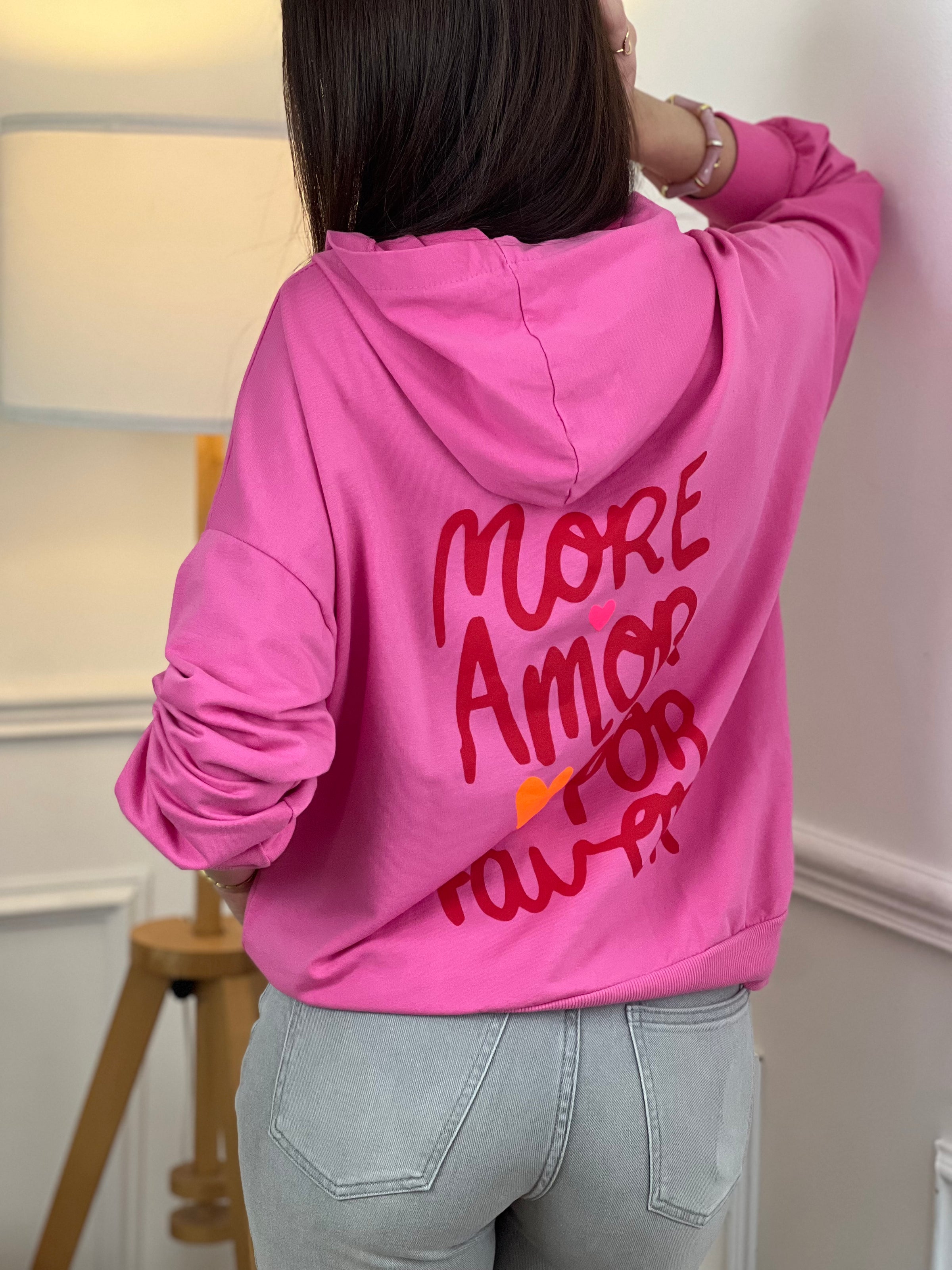 Ce sweat à capuche en coton, aussi confortable que stylé. Doté de manches longues et d’une capuche pratique, il est parfait pour un look casual au quotidien. Son inscription rouge « More amor por favor » apporte une touche tendance et pleine de bonne humeur.