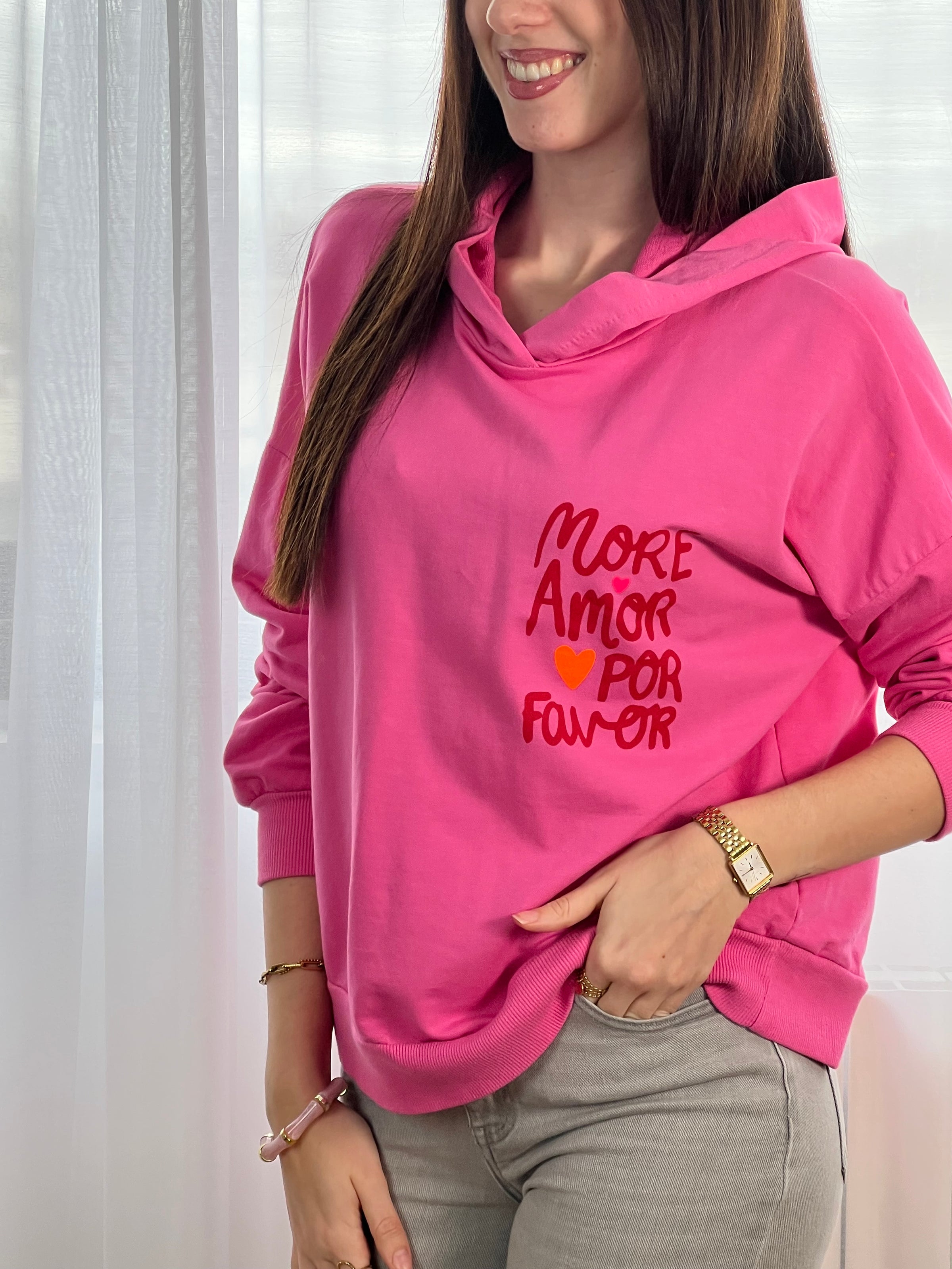 Ce sweat à capuche en coton, aussi confortable que stylé. Doté de manches longues et d’une capuche pratique, il est parfait pour un look casual au quotidien. Son inscription rouge « More amor por favor » apporte une touche tendance et pleine de bonne humeur.