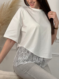 Découvrez notre tee-shirt blanc Romeo, un incontournable de la garde-robe féminine. Coupe épurée avec manches courtes et col rond, il allie confort et élégance. La dentelle délicate qui orne le bas ajoute une touche de féminité raffinée à ce basique polyvalent. Parfait pour créer des looks simples et sophistiqués au quotidien.