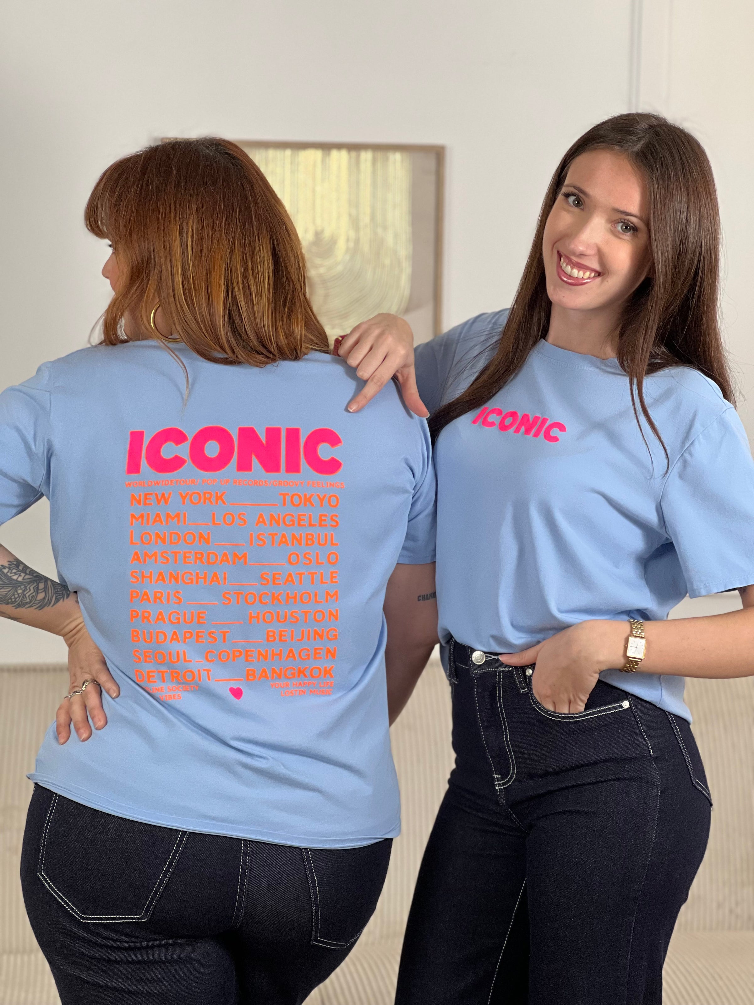 Ajoutez une touche de peps à votre tenue avec ce top noir pour femme, à la fois confortable et tendance. Sa coupe à manches courtes et son col rond en font un indispensable facile à porter au quotidien. On craque pour son inscription rose et orange fluo présente à l’avant et au dos, qui apporte une note dynamique et moderne.