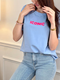 Ajoutez une touche de peps à votre tenue avec ce top noir pour femme, à la fois confortable et tendance. Sa coupe à manches courtes et son col rond en font un indispensable facile à porter au quotidien. On craque pour son inscription rose et orange fluo présente à l’avant et au dos, qui apporte une note dynamique et moderne.