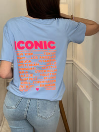 Ajoutez une touche de peps à votre tenue avec ce top noir pour femme, à la fois confortable et tendance. Sa coupe à manches courtes et son col rond en font un indispensable facile à porter au quotidien. On craque pour son inscription rose et orange fluo présente à l’avant et au dos, qui apporte une note dynamique et moderne.