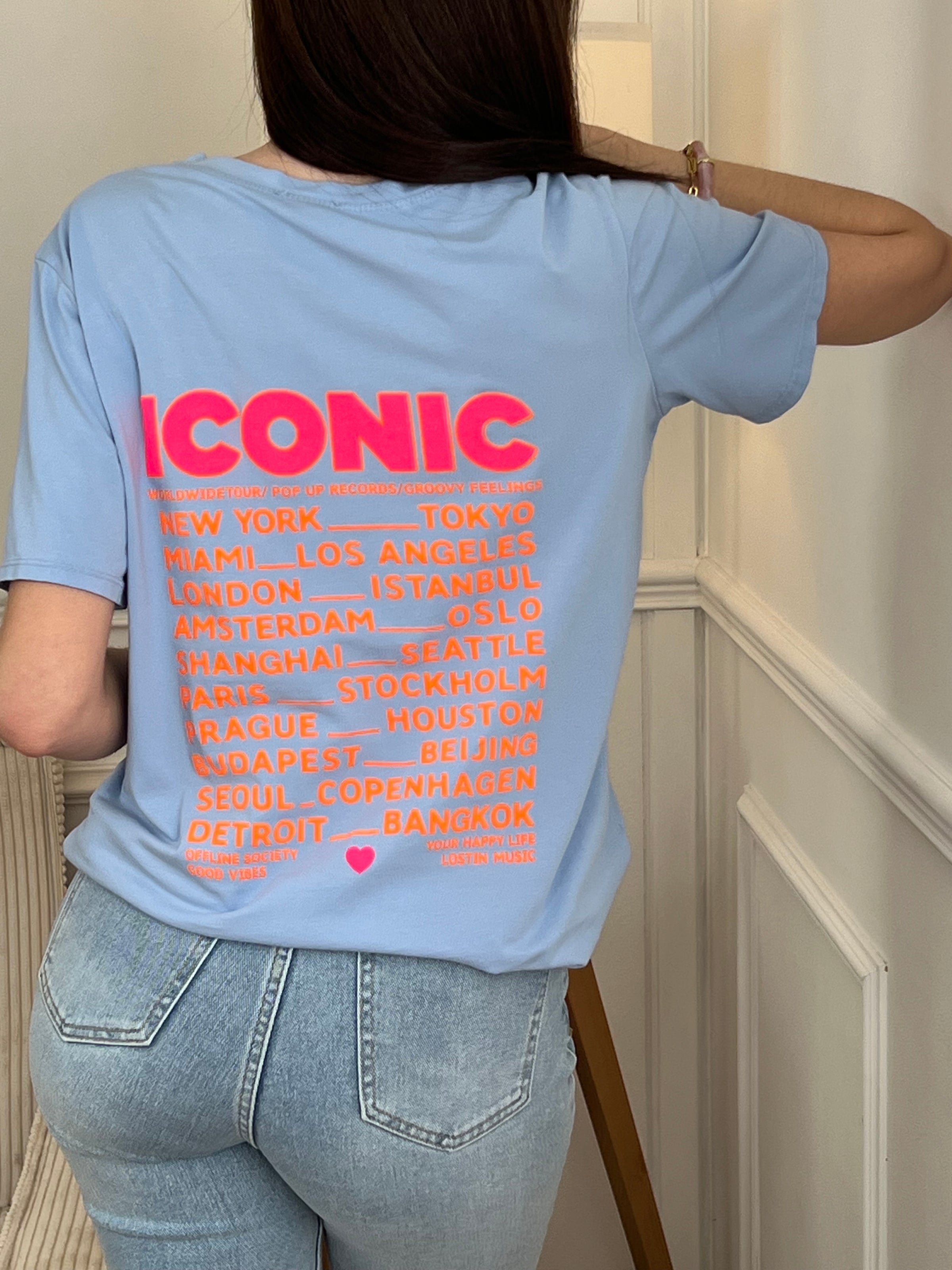 Ajoutez une touche de peps à votre tenue avec ce top noir pour femme, à la fois confortable et tendance. Sa coupe à manches courtes et son col rond en font un indispensable facile à porter au quotidien. On craque pour son inscription rose et orange fluo présente à l’avant et au dos, qui apporte une note dynamique et moderne.