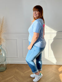 Ajoutez une touche de peps à votre tenue avec ce top noir pour femme, à la fois confortable et tendance. Sa coupe à manches courtes et son col rond en font un indispensable facile à porter au quotidien. On craque pour son inscription rose et orange fluo présente à l’avant et au dos, qui apporte une note dynamique et moderne.