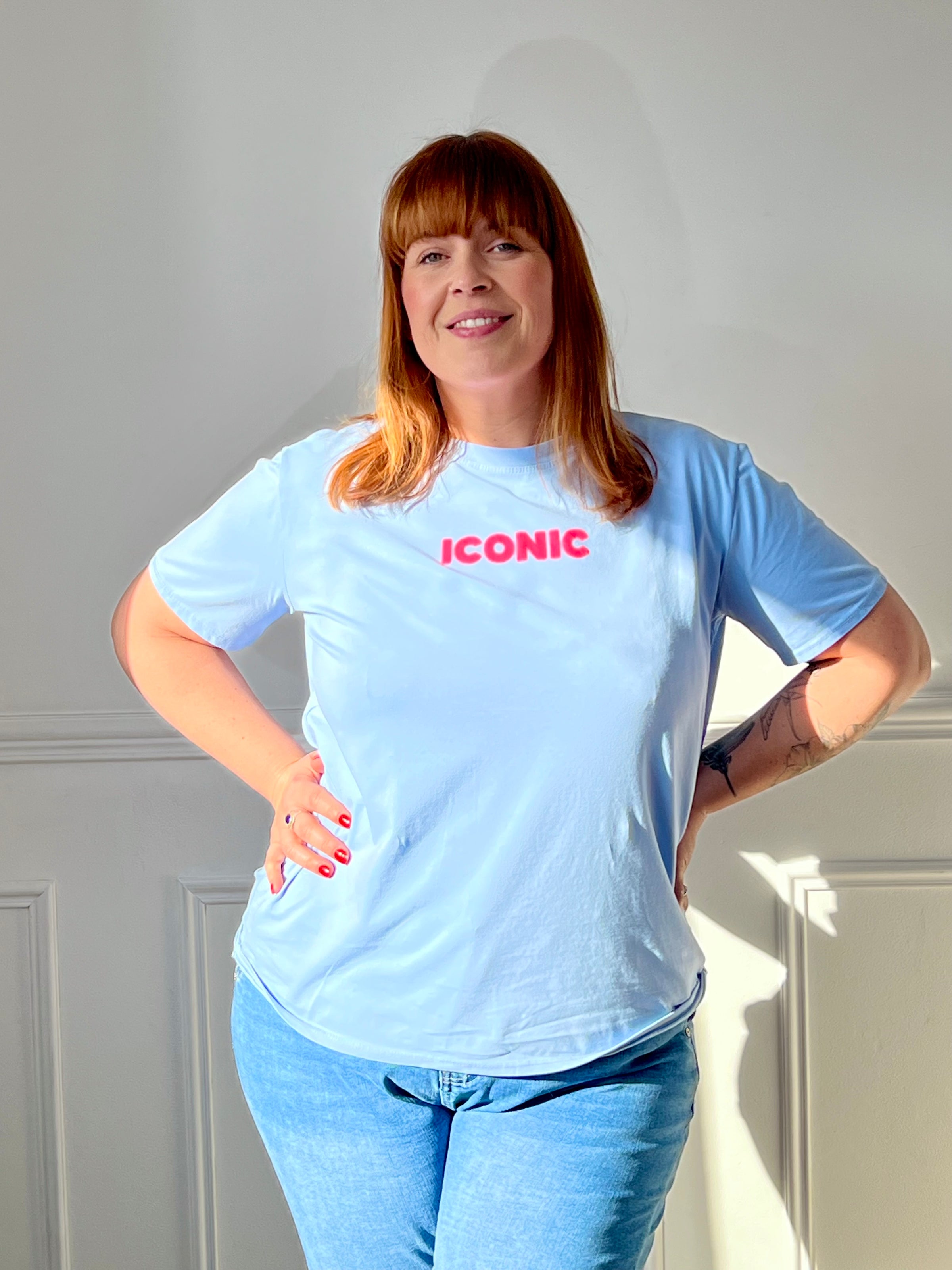 Ajoutez une touche de peps à votre tenue avec ce top noir pour femme, à la fois confortable et tendance. Sa coupe à manches courtes et son col rond en font un indispensable facile à porter au quotidien. On craque pour son inscription rose et orange fluo présente à l’avant et au dos, qui apporte une note dynamique et moderne.