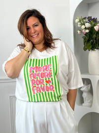 Ajoutez une touche de bonne humeur à votre dressing avec ce tee-shirt blanc femme au message tendance « More amore por favor » en rose et orange. Son col V et ses manches courtes offrent une coupe féminine et confortable, tandis que les rayures verticales vertes et beiges apportent une note originale et estivale.