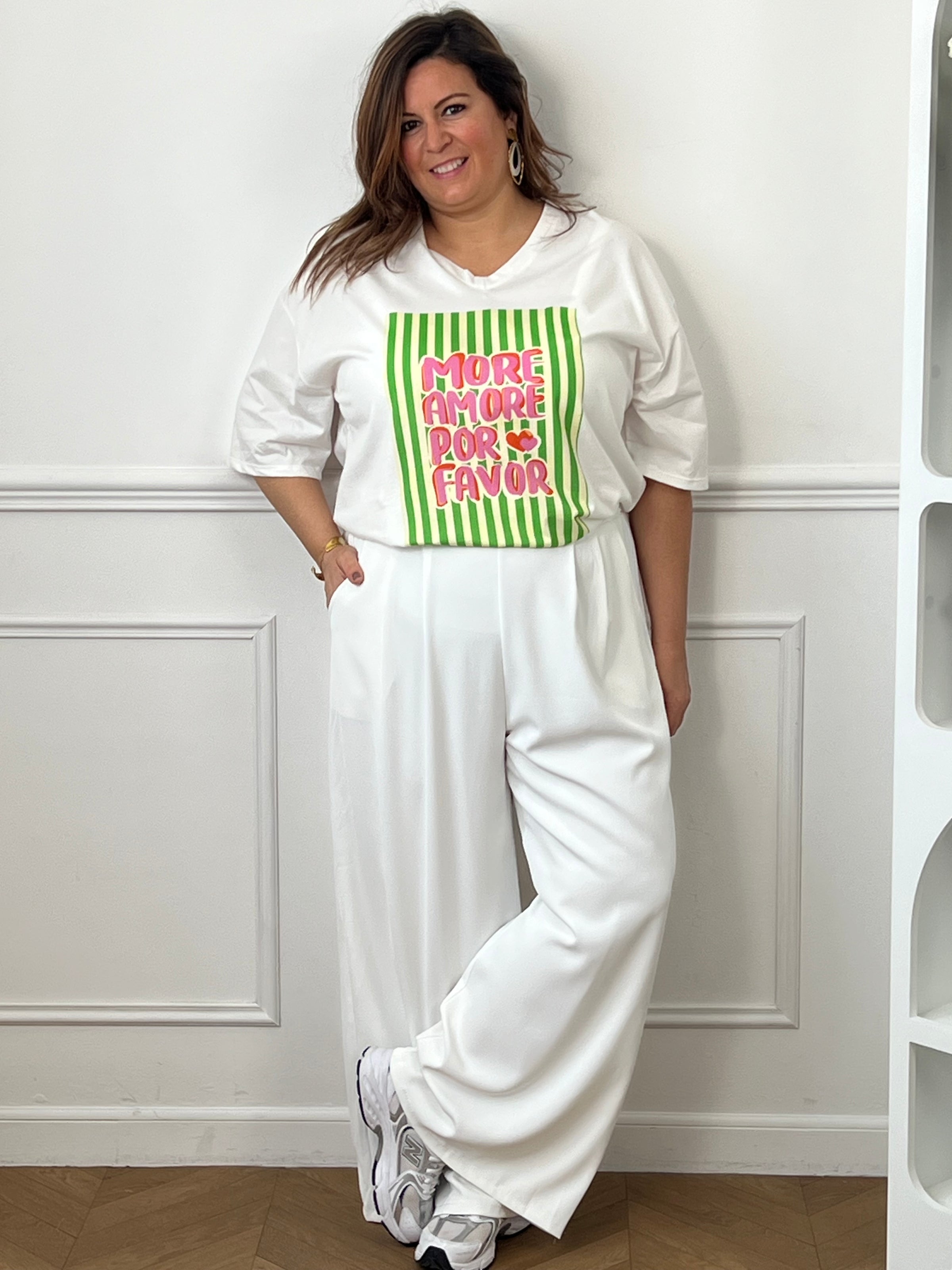 Ajoutez une touche de bonne humeur à votre dressing avec ce tee-shirt blanc femme au message tendance « More amore por favor » en rose et orange. Son col V et ses manches courtes offrent une coupe féminine et confortable, tandis que les rayures verticales vertes et beiges apportent une note originale et estivale.