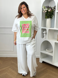 Ajoutez une touche de bonne humeur à votre dressing avec ce tee-shirt blanc femme au message tendance « More amore por favor » en rose et orange. Son col V et ses manches courtes offrent une coupe féminine et confortable, tandis que les rayures verticales vertes et beiges apportent une note originale et estivale.