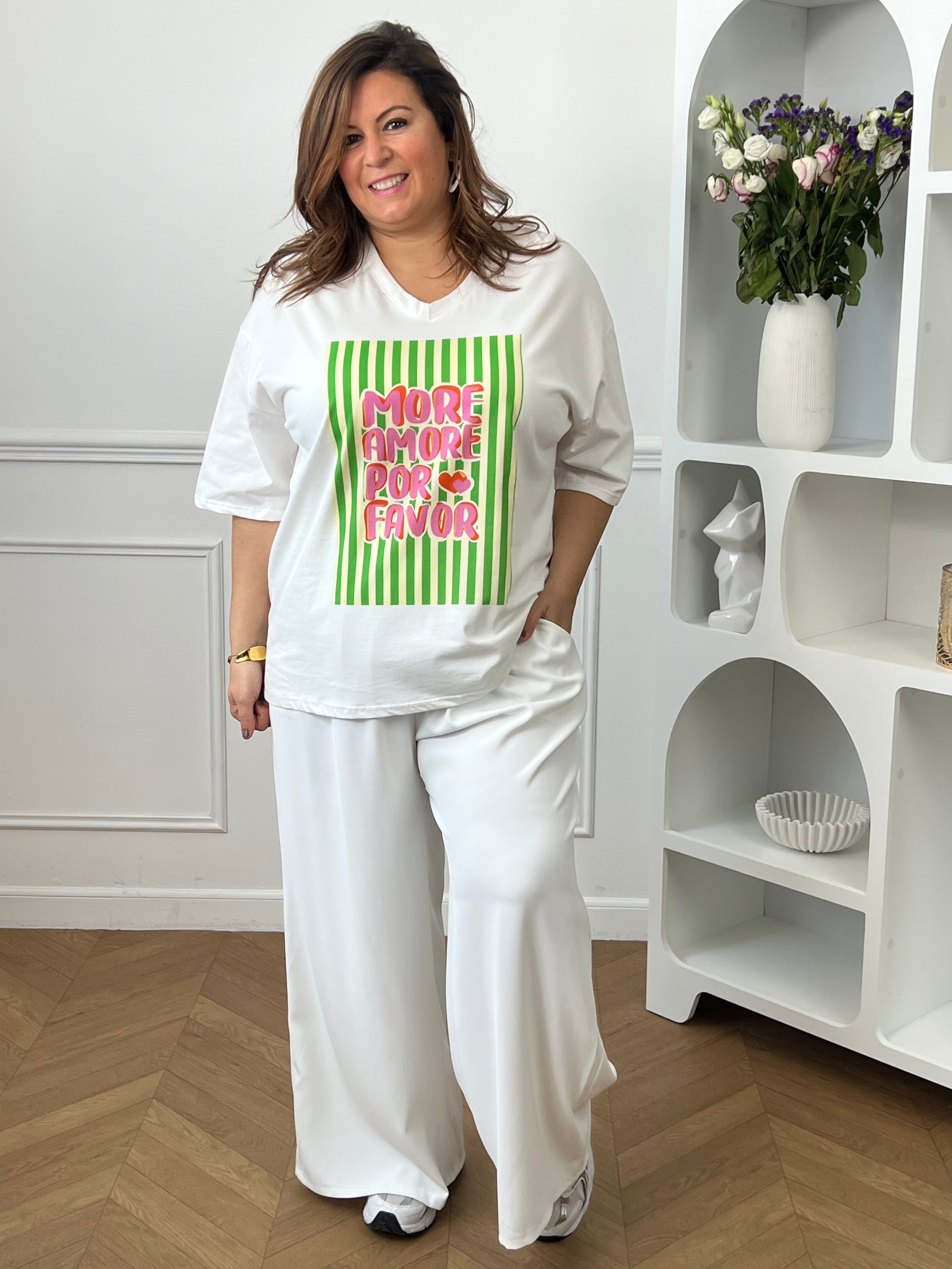 Ajoutez une touche de bonne humeur à votre dressing avec ce tee-shirt blanc femme au message tendance « More amore por favor » en rose et orange. Son col V et ses manches courtes offrent une coupe féminine et confortable, tandis que les rayures verticales vertes et beiges apportent une note originale et estivale.