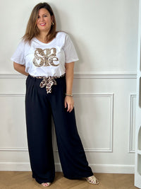 Apportez une touche tendance à votre dressing avec ce top grande taille femme au style moderne et féminin. Doté de manches courtes et d’un col V flatteur, il se distingue par son imprimé « Amore » en relief à motif léopard, sublimé par de délicats détails dorés. Ses nuances d’écru, marron, noir, doré et beige s’associent facilement à vos tenues du quotidien pour un look à la fois chic et décontracté.