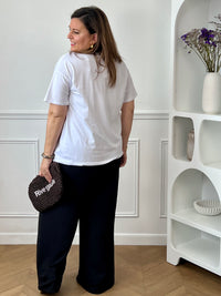 Apportez une touche tendance à votre dressing avec ce top grande taille femme au style moderne et féminin. Doté de manches courtes et d’un col V flatteur, il se distingue par son imprimé « Amore » en relief à motif léopard, sublimé par de délicats détails dorés. Ses nuances d’écru, marron, noir, doré et beige s’associent facilement à vos tenues du quotidien pour un look à la fois chic et décontracté.